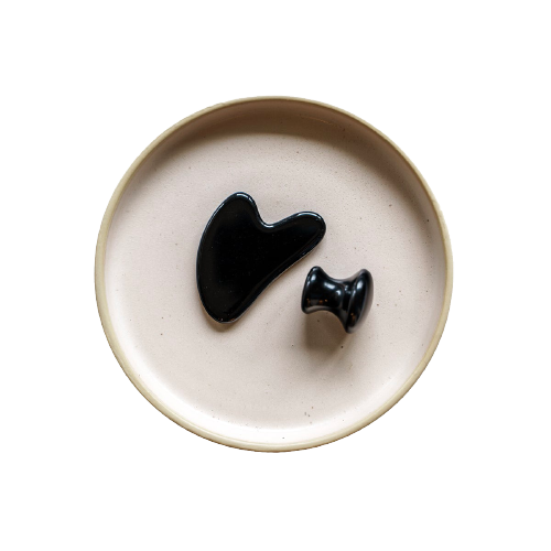 Aussi connus sous le nom de Gua Sha, les Kassa en pierres semi-précieuses sont taillées à la main pour épouser toutes les formes du visage.