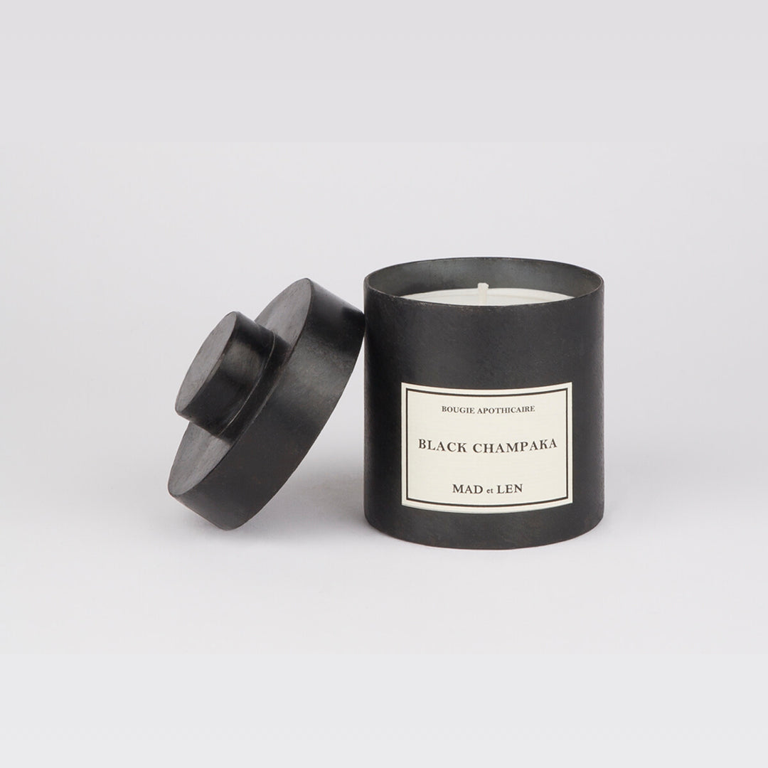 Bougie Parfumée Black Champaka de MAD et LEN est composé de terre primal, humus, écorce, bois pétrifié, cèdre, champignon et sous bois. Conçu pour 65h de combustion à base de cire blanche 100% végétale
