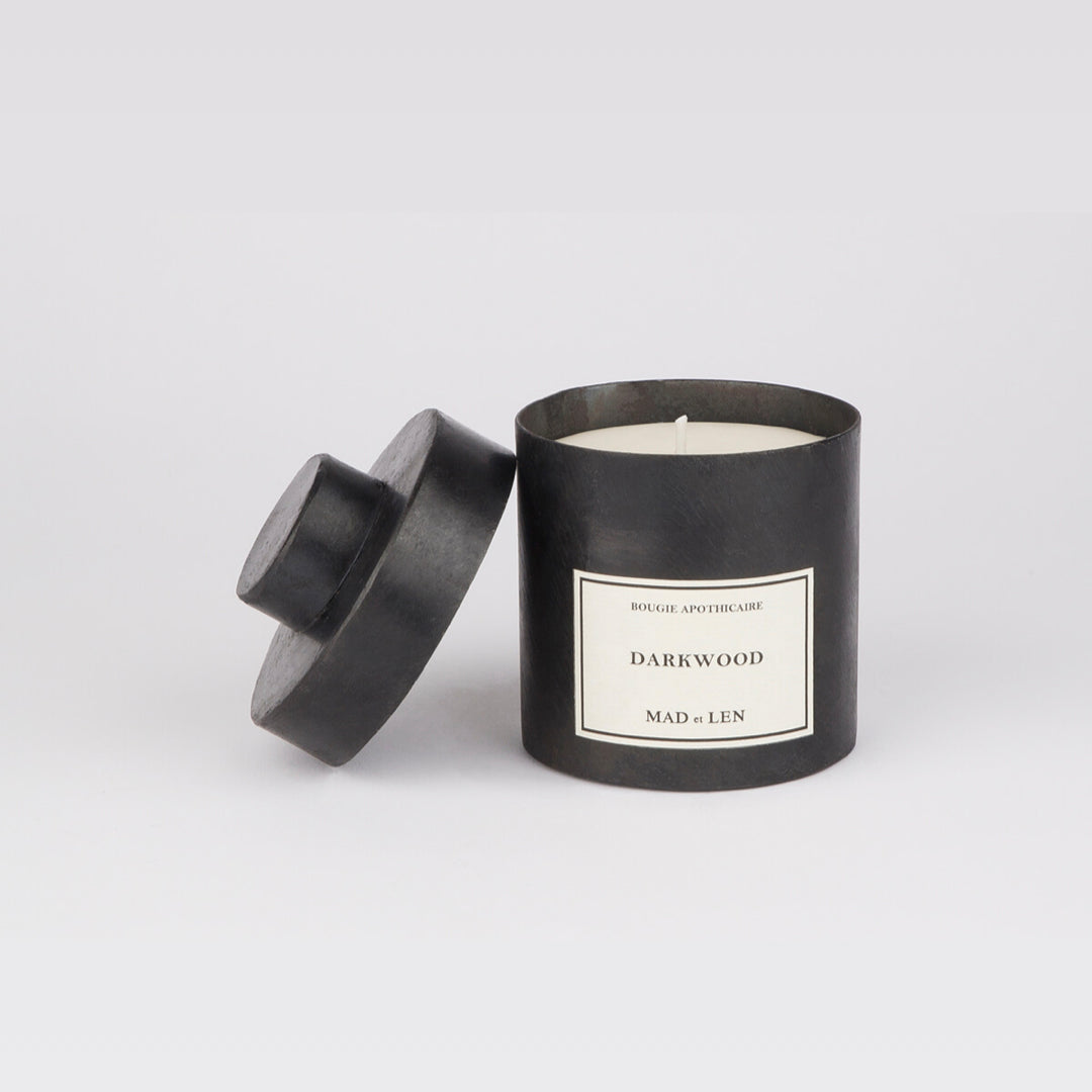 Bougie Parfumée Darkwood de MAD et LEN est composé de terre primal, humus, écorce, bois pétrifié, cèdre, champignon et sous bois. Conçu pour 65h de combustion à base de cire blanche 100% végétale