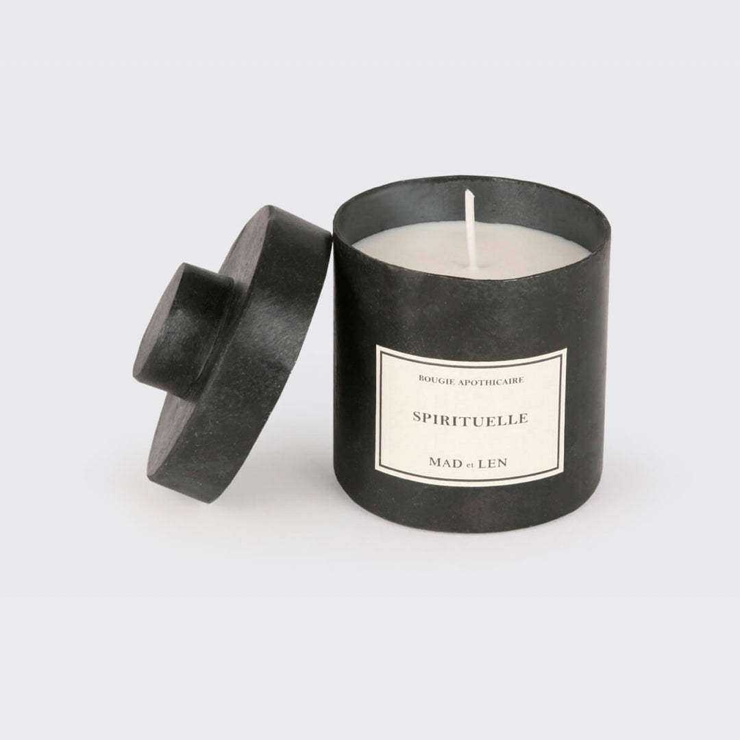 Bougie Parfumée Spirituelle de MAD et LEN est composé de terre primal, humus, écorce, bois pétrifié, cèdre, champignon et sous bois. Conçu pour 65h de combustion à base de cire blanche 100% végétale