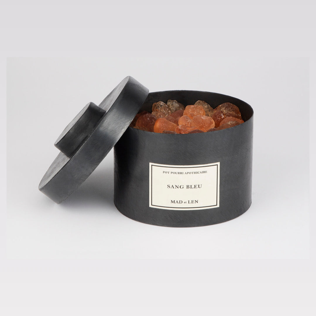 Monochrome graphite, palette de craie et bois scié. Chaque Pot Pourri Apothicaire de MAD et LEN est vendu avec une recharge de parfum 15ml.