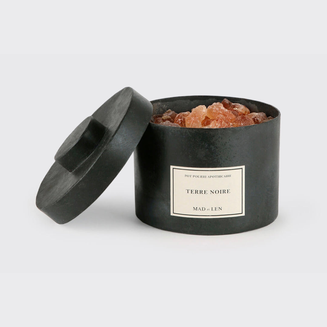 Voyagez avec le Pot Pourri Ambre Terre Noire aux notes de Terre Primale, humus, écorce, bois pétrifié, cèdre, champignon et sous bois. Chaque Pot Pourri Apothicaire de MAD et LEN est vendu avec une recharge de parfum 15ml.