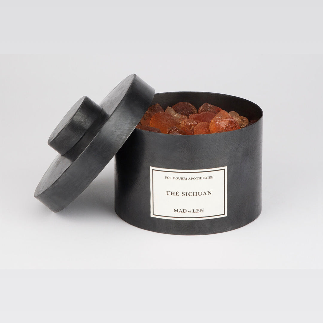 Pot Pourri Ambre Thé Sichuan est aux notes de Fleurs blanches de bergamotier cristallisées, et de thé du Sichuan. Chaque Pot Pourri Apothicaire est vendu avec une recharge de parfum 15ml.Fait à la main en France.