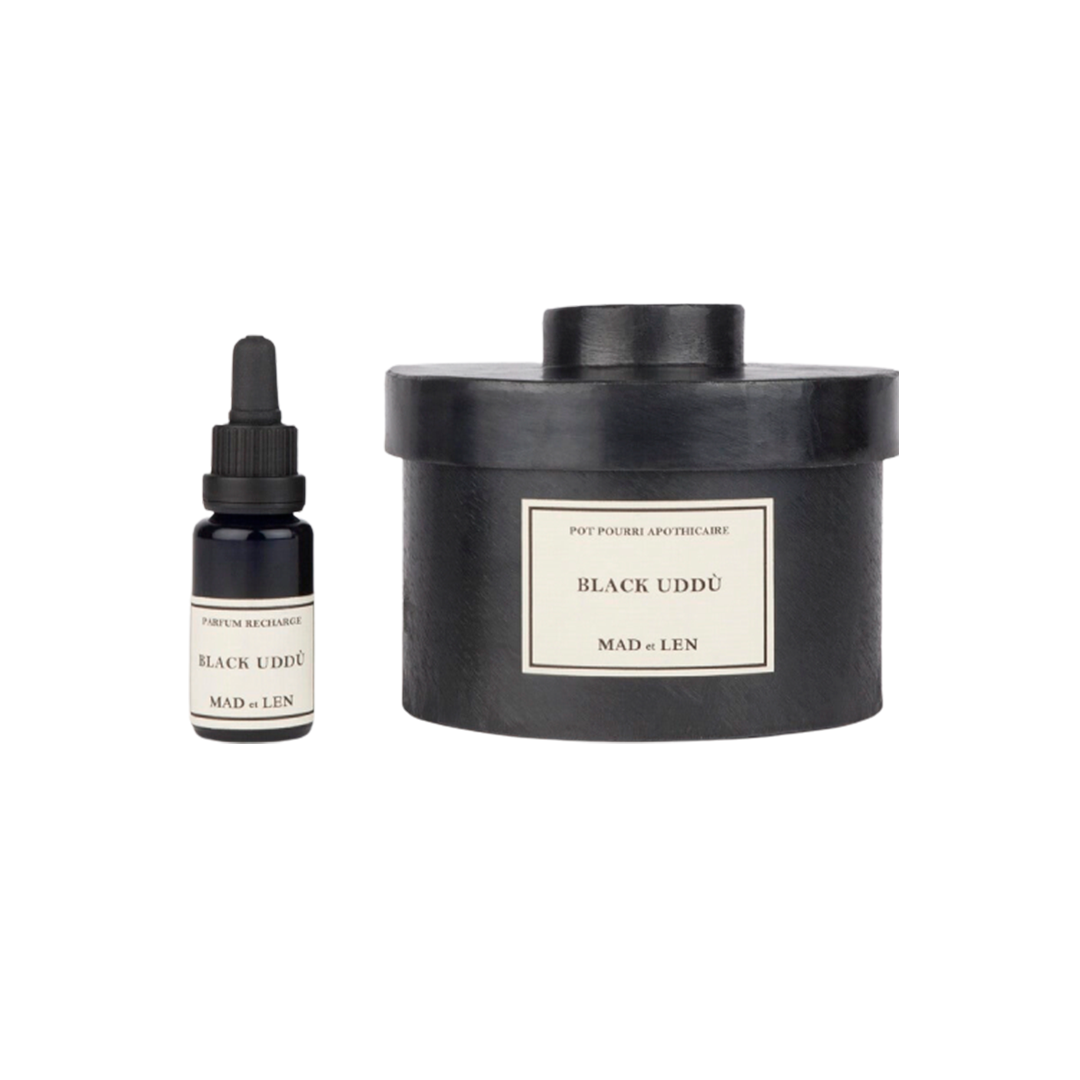 Base de fleurs de cuir patinées et d’ambre facettée. Chaque Pot Pourri Apothicaire de MAD et LEN est vendu avec une recharge de parfum 15ml.