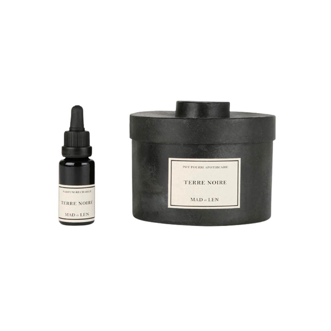 Voyagez avec le Pot Pourri Ambre Terre Noire aux notes de Terre Primale, humus, écorce, bois pétrifié, cèdre, champignon et sous bois. Chaque Pot Pourri Apothicaire de MAD et LEN est vendu avec une recharge de parfum 15ml.