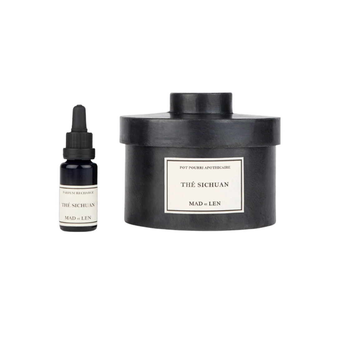 Pot Pourri Ambre Thé Sichuan est aux notes de Fleurs blanches de bergamotier cristallisées, et de thé du Sichuan. Chaque Pot Pourri Apothicaire est vendu avec une recharge de parfum 15ml.Fait à la main en France.