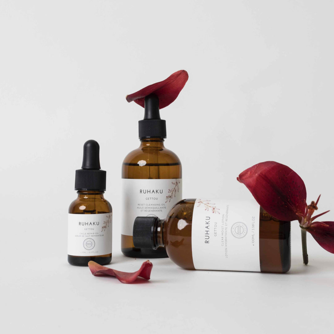 La Lotion Hydratante et Régénérante de RUHAKU hydrate la peau tout en retirant doucement les impuretés et les restes de maquillage mal nettoyés qui rendent la peau sèche et rugueuse. Une peau saine sans tâches améliore la pénétration des produits de beauté.