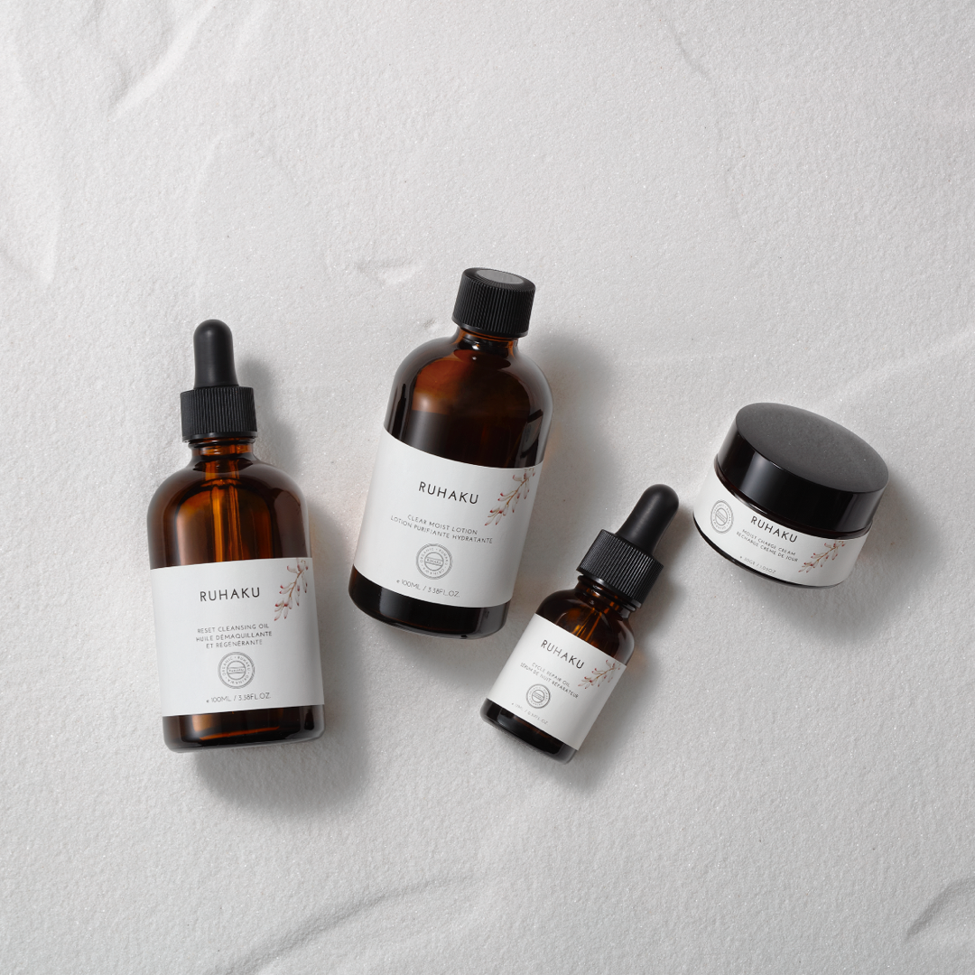 La Lotion Hydratante et Régénérante de RUHAKU hydrate la peau tout en retirant doucement les impuretés et les restes de maquillage mal nettoyés qui rendent la peau sèche et rugueuse. Une peau saine sans tâches améliore la pénétration des produits de beauté.