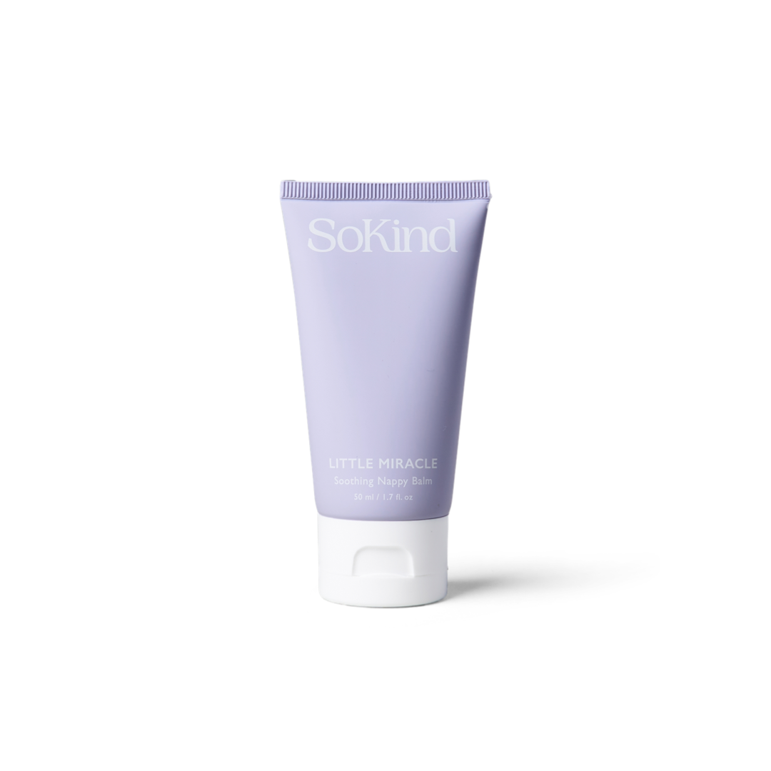 Little Miracle - Nappy Balm de SOKIND est une crème extra-hydratante sans ingrédients nocifs, pour que chaque changement de couche soit doux et doux pour la peau sensible de bébé. Les propriétés nourrissantes et hydratantes des huiles naturelles apaisent les peaux sèches et abîmées. Exclusivité THE CARE