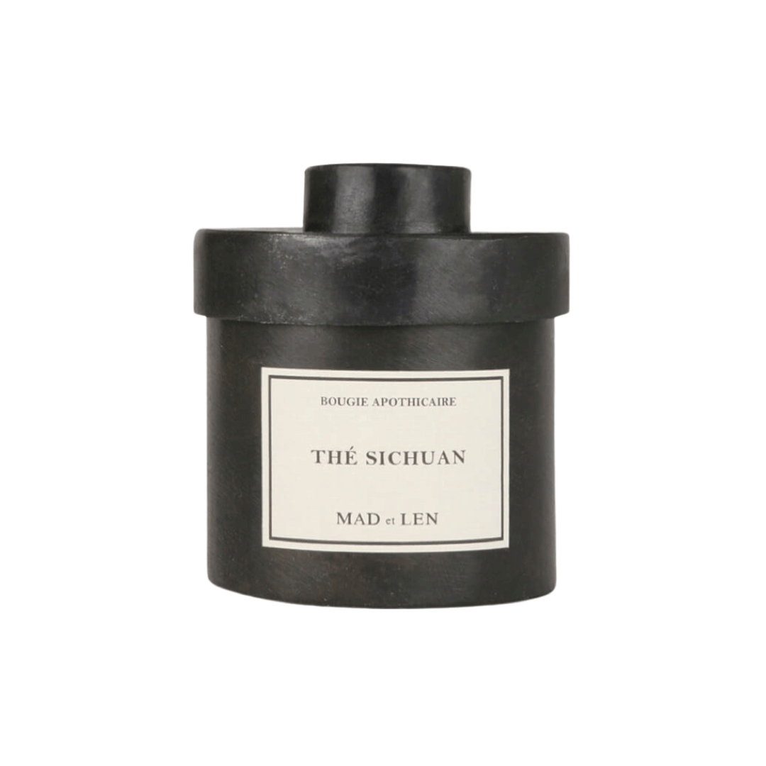 Bougie Parfumée Thé Sichuan de MAD et LEN est composé de terre primal, humus, écorce, bois pétrifié, cèdre, champignon et sous bois. Conçu pour 65h de combustion à base de cire blanche 100% végétale